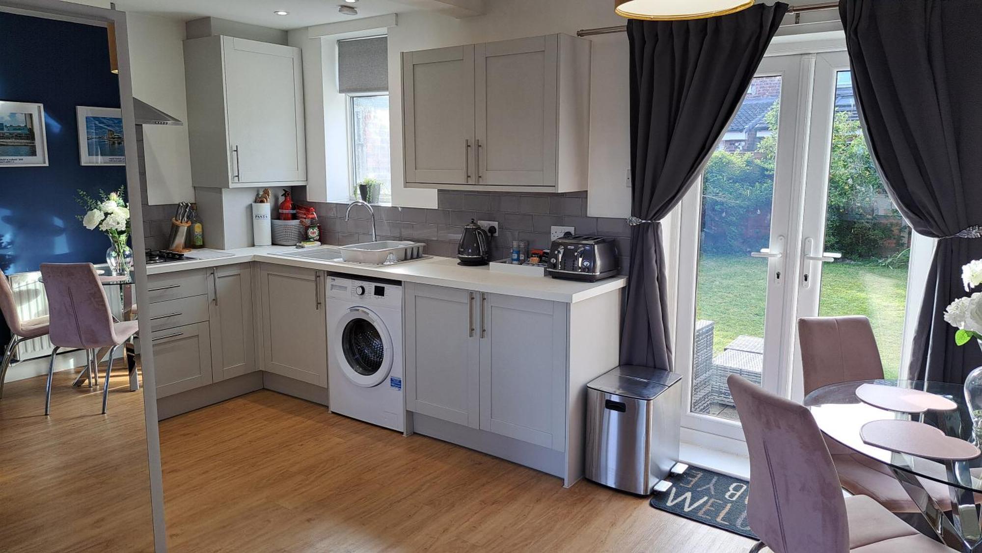 The Heart - Cosy 3 Bedroom House With Double Driveway And Garden In Manchester Exterior photo